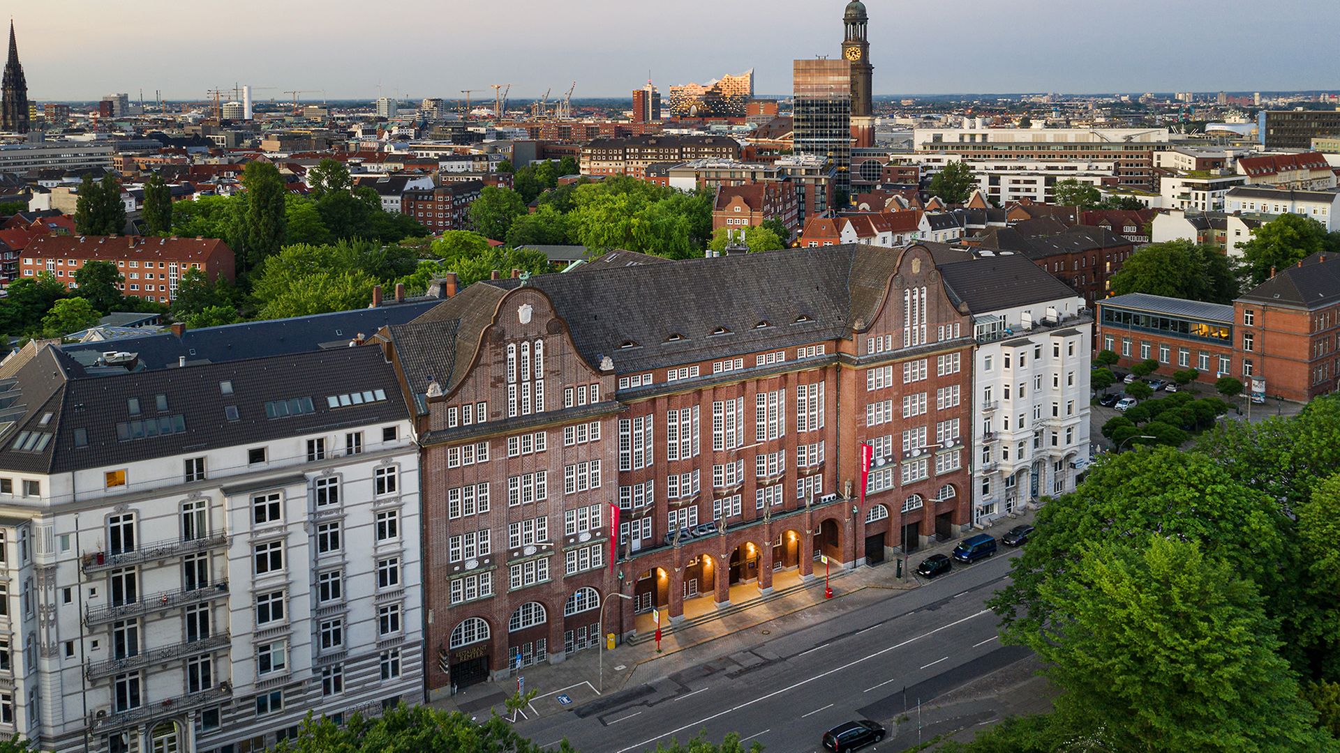 Handwerkskammer Hamburg mit Stadtansicht