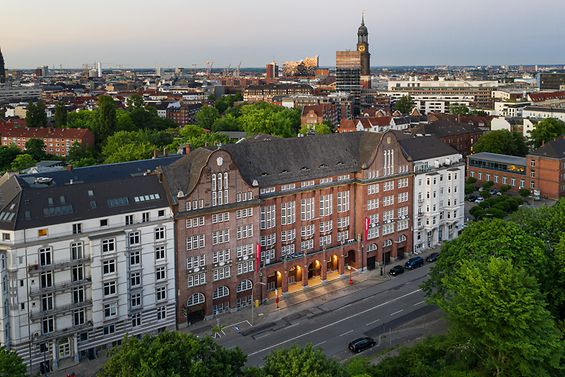 Handwerkskammer Hamburg mit Stadtansicht